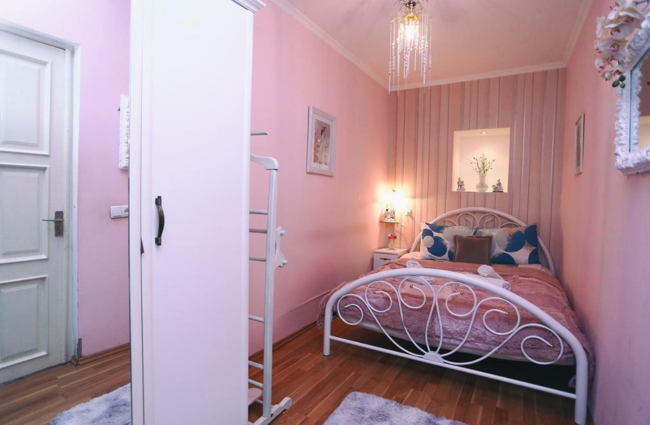 Apartment On Freedom Square Diuma Street Tbilisi Buitenkant foto